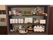 タイ ヒーリングスパ アンド マッサージ(Thai Healing spa&massage)の雰囲気（厳選されたケア製品や人気商品が並ぶ棚をご紹介。）