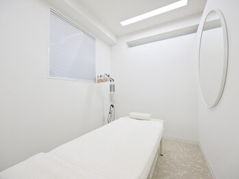 登美ヶ丘治療院 大阪院の写真/【完全個室】白を基調とした開放的な空間で、心も身体もリラックス♪お仕事帰りにも気軽に立ち寄れる◎