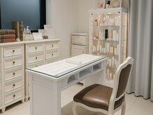 ルーヴル ネイルアンドアイラッシュ 生駒(LOUVRE nail&eyelash)の雰囲気（【NETFLIX完備♪】お好きな映画を見ながらお過ごしいただけます）