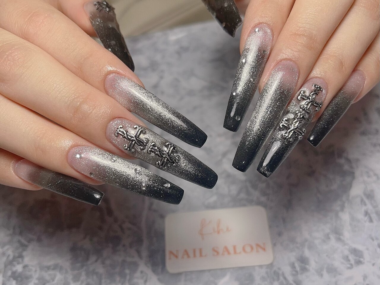 2025年-2026年冬トレンド】ブラック スーパーロングのネイルデザイン集
