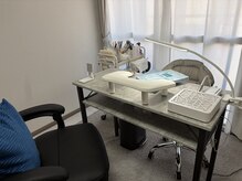 オンプラス(ON+)の雰囲気（白を基調とした落ち着いたスペース。）