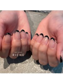 大人可愛い黒フレンチネイル