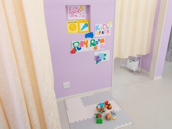 カルミア鍼灸接骨院の写真/キッズスペースあり◎お子さんと一緒に来ることもできます♪施術は国家資格保有の女性スタッフが担当！
