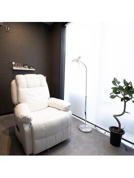 ステラ バイ セブンルックス 大宮東口店(Stella by7LOOKS)/全室リクライニングソファ/大宮