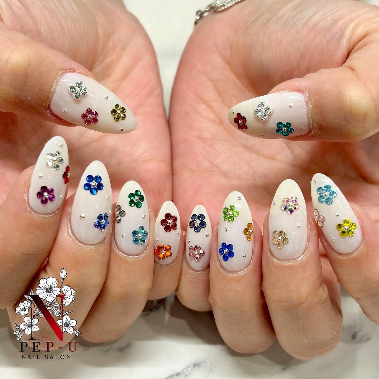 2026年秋トレンド】ストーンアートのネイルデザイン集｜人気順｜8
