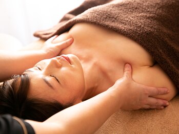 プラム(Plum in fortune lapis)/首肩甲骨の凝りにはデコルテケア