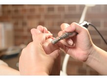 アルペンハーブが足裏の角質をケアし足裏をほぐしていきます。