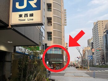 ピコ 南森町店(pico)/地上に出て左へ歩き、信号を渡る