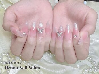 ヘンナコンス(Henna Kongs)/ビジュー付きフレンチネイル