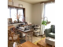 大きな窓が3方に有り、陽当たりのよい明るい店内♪