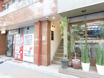 ルナ 新宿御苑店(LUNA)/こちらが入り口