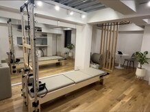 植物がたくさんある黒い建物になります。