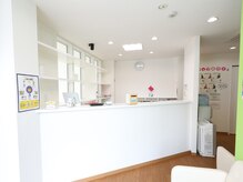 山科椥辻 平川接骨院 針灸治療院の雰囲気（【受付】明るく清潔な受付で、笑顔でお迎えしいたします。）