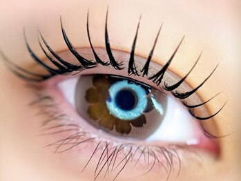 エクシア(EXCIA)/華やかな目元へ