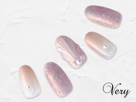 上品なマーメイドネイル