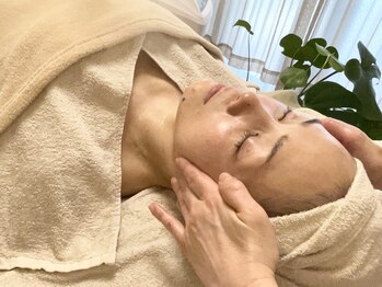 カミーシャ(KaMi-Sha)/4.お顔のマッサージで代謝アップ