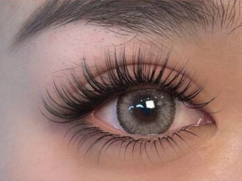 エムアンドエム 新大久保店(M&M)の写真/豊富な種類のエクステでなりたい目元を演出♪自まつ毛の状態に合わせて一本一本丁寧に装着していきます。