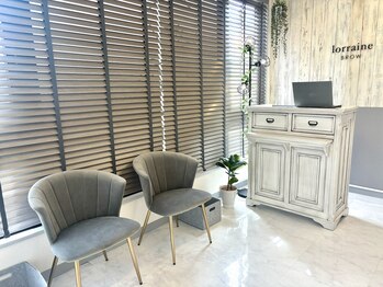 ロレインブロウ 春日部店/受付カウンター