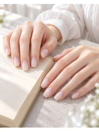 パールを添えたミルキーネイル