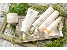 オーガニックスパブランドで手肌&自爪のケアを施します。