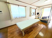 なでしこカイロプラクティック院の雰囲気（広めのゆったりくつろげるカイロプラクティック施術室）