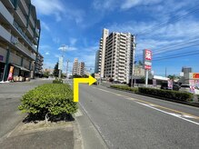 直進し、1つ目の信号を右折