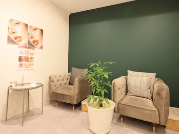 だれでもエステ 北浜店/サロン受付ソファー