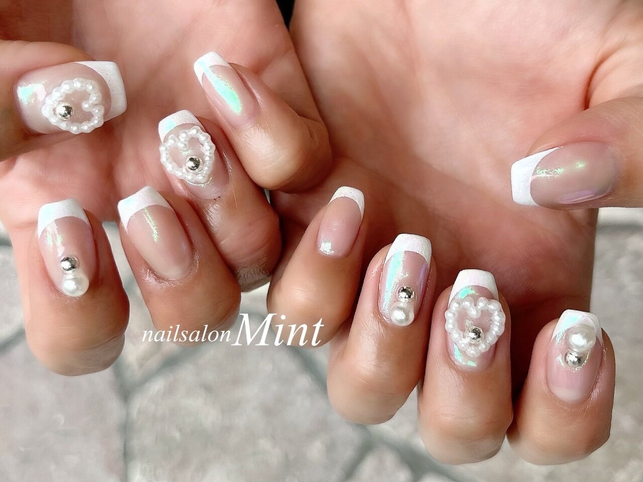 2025年-2026年冬トレンド】ヒョウ柄 ホワイトのネイルデザイン集｜人気