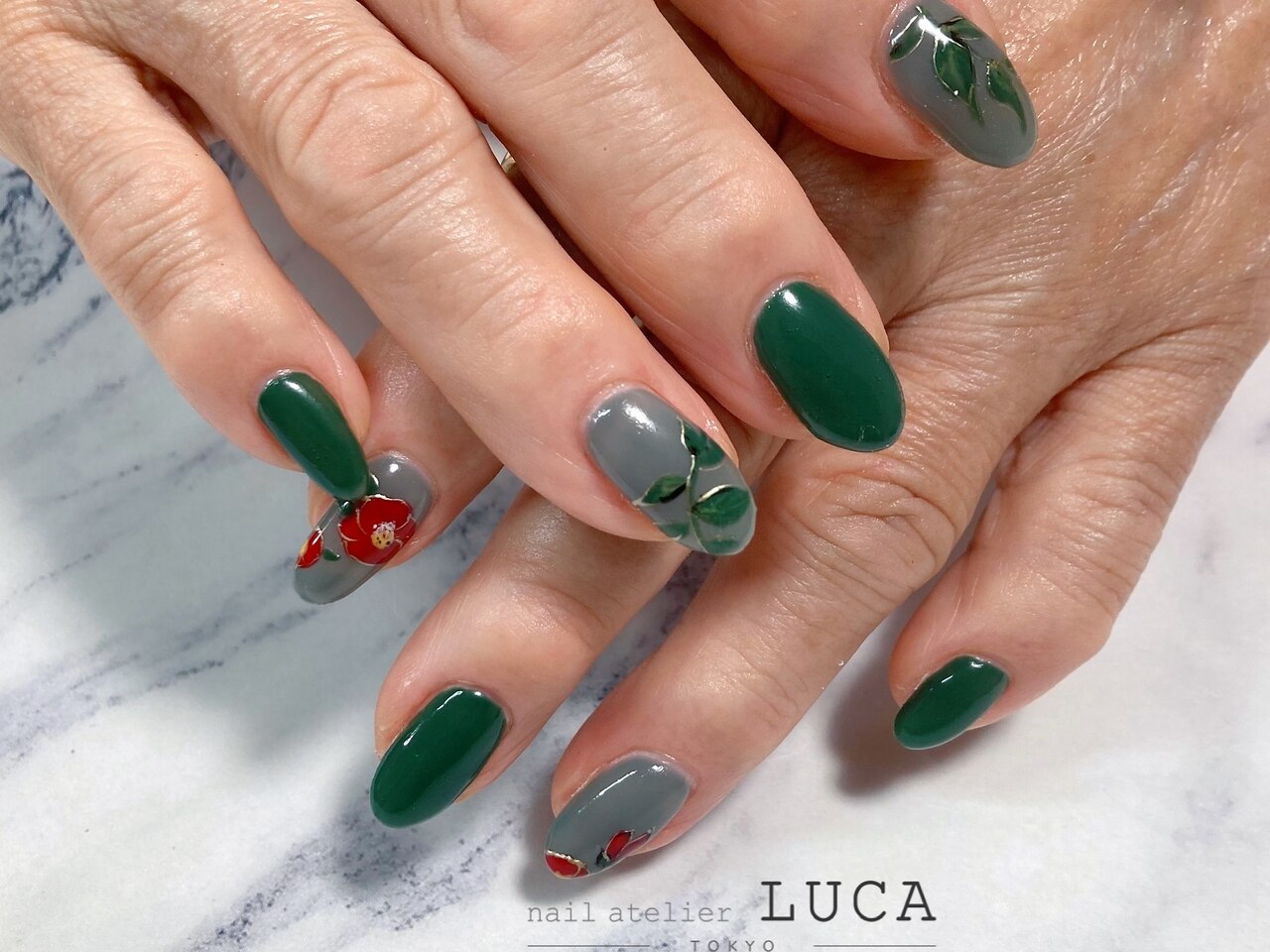 2025年-2026年冬トレンド】グリーン フラワーのネイルデザイン集｜人気
