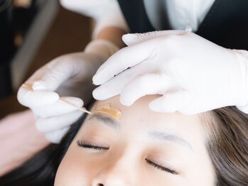 エバーグリーン(evergreen)の写真/【完全個室のゆったりプライベート空間☆】お顔の印象を大きく左右する眉を、プロの手で垢抜け顔へ♪