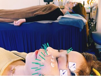 アオヤマ サロン ワイゼット(AOYAMA SALON YZ)の写真/《都内希少》2名様同時施術◎「1人じゃ心細い」「お話しながら美容鍼を受けたい」という方にオススメ!