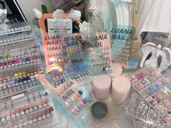 ルアナの写真/ストーン／ビジュー/ホログラムなど新パーツを豊富にご用意♪SNSで話題のデザインをLUANA NAILで叶えます！