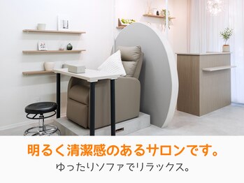 レアム/白を基調とした明るい店内。