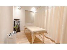 いちまる鍼灸院の雰囲気（落ち着いた空間での肩こり・腰痛鍼灸施術）