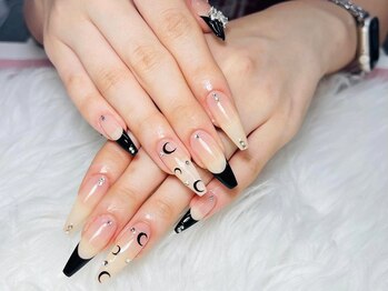 アウラ ネイル(Aura Nail)の写真/華やかネイルで特別な日を彩る！長さ出しやアートも人気◎豊富なパーツであなただけのネイル♪持込も歓迎♪