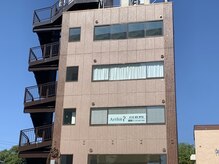 アーティット(Arthit)の雰囲気（駅近♪駅の歩道橋から左側に見える茶色い細長いビルです！）