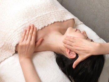 隆鼻矯正専門店 ラプリセレネ (Raplit Selene)の写真/顔だけ整えても、変わらない。首・肩・姿勢も整えることで完成する美しい本格小顔・隆鼻矯正。