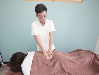 マリカ鍼灸接骨院/背中をしっかりほぐします！
