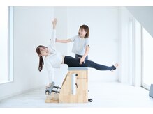 ピラティススタジオ Albright 前里店【アルブライト】の雰囲気（白基調のスタジオで清潔感◎）