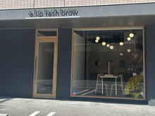 アルプラッシュブロウ(a.l.p lashbrow)/【道案内６】道なりにあります