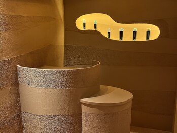 ヒミツ 勝どき店(HIMITSU)/落ち着きのある洞窟のような店内