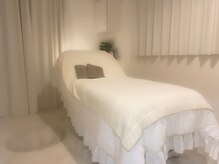 ポーラ 目白店(POLA)の雰囲気（広々とした個室で、ゆったりできる大きな自動施術ベッド使用。）