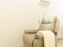 Muer eyelash salon【4/13オープン(予定)】の雰囲気(ふかふかのリクライニングソファでリラックスして施術できます)