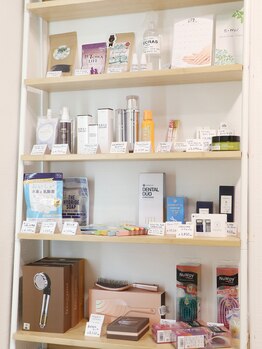 エム(e mu)/商品棚1