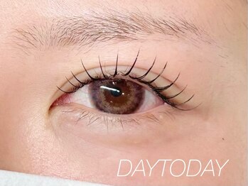 デイトゥデイ(DAY TO DAY)の写真/【下がりまつ毛でお悩みの方】長さも濃さも自由自在、エクステ×パーマで人気の束感★目元のリフトアップ◎