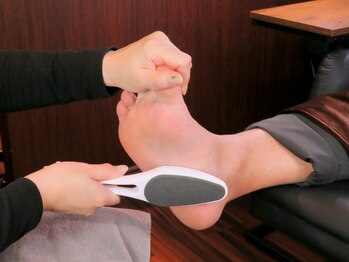 6）施術の流れ/足裏の角質除去