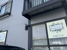 グレーのアパート1階の、窓の看板が目印です◎