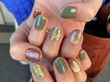 カーティシーネイルズ(curtisii NAILS)/カーキとブラウン大人デザイン