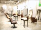 美容院併設の広々とした店内