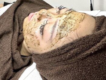 エメリーヌ(AIMELINE)の写真/【大人のニキビケア毛穴レスの艶美肌へ！剥けないハーブピーリングでダウンタイムなくタマゴ肌に！